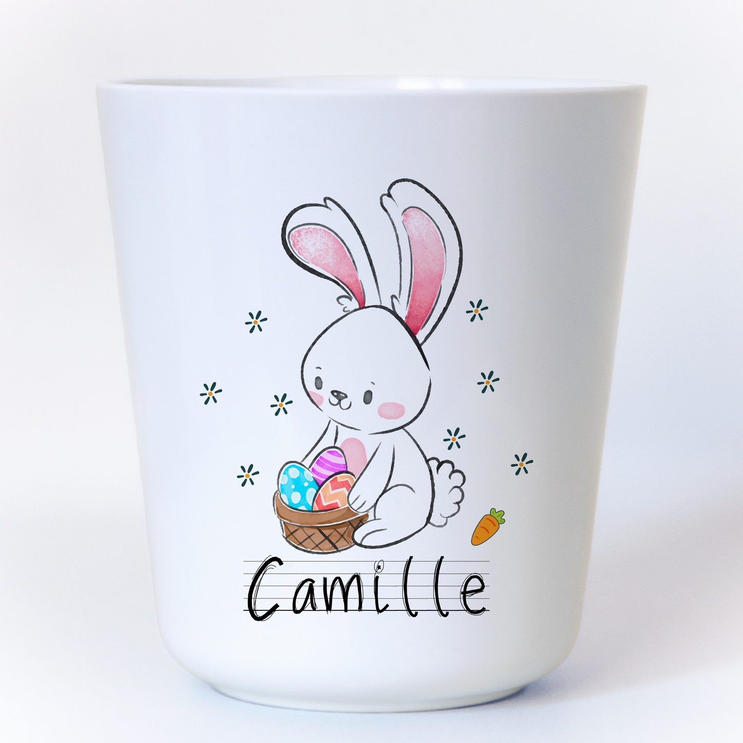 Gobelet en plastique blanc, décoré avec des motifs de Pâques (lapins et œufs), personnalisable avec un prénom. Idéal pour les enfants et les fêtes pascales.