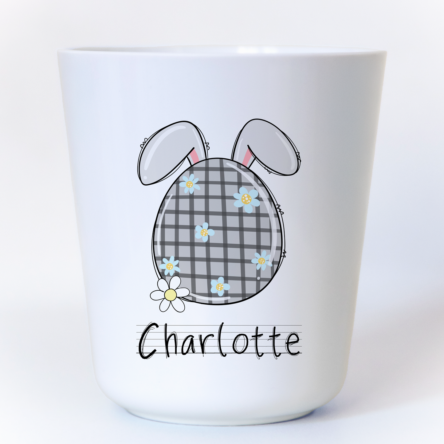 Gobelet en plastique blanc, décoré avec des motifs de Pâques (lapins et œufs), personnalisable avec un prénom. Idéal pour les enfants et les fêtes pascales.