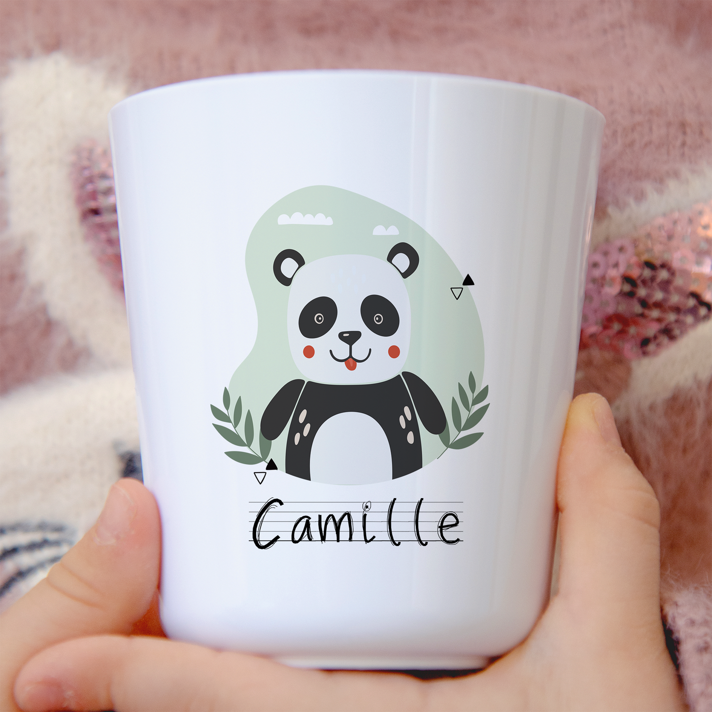 Gobelet en plastique blanc avec un panda dans la jungle, personnalisable avec un prénom. Idéal pour les enfants, léger et incassable