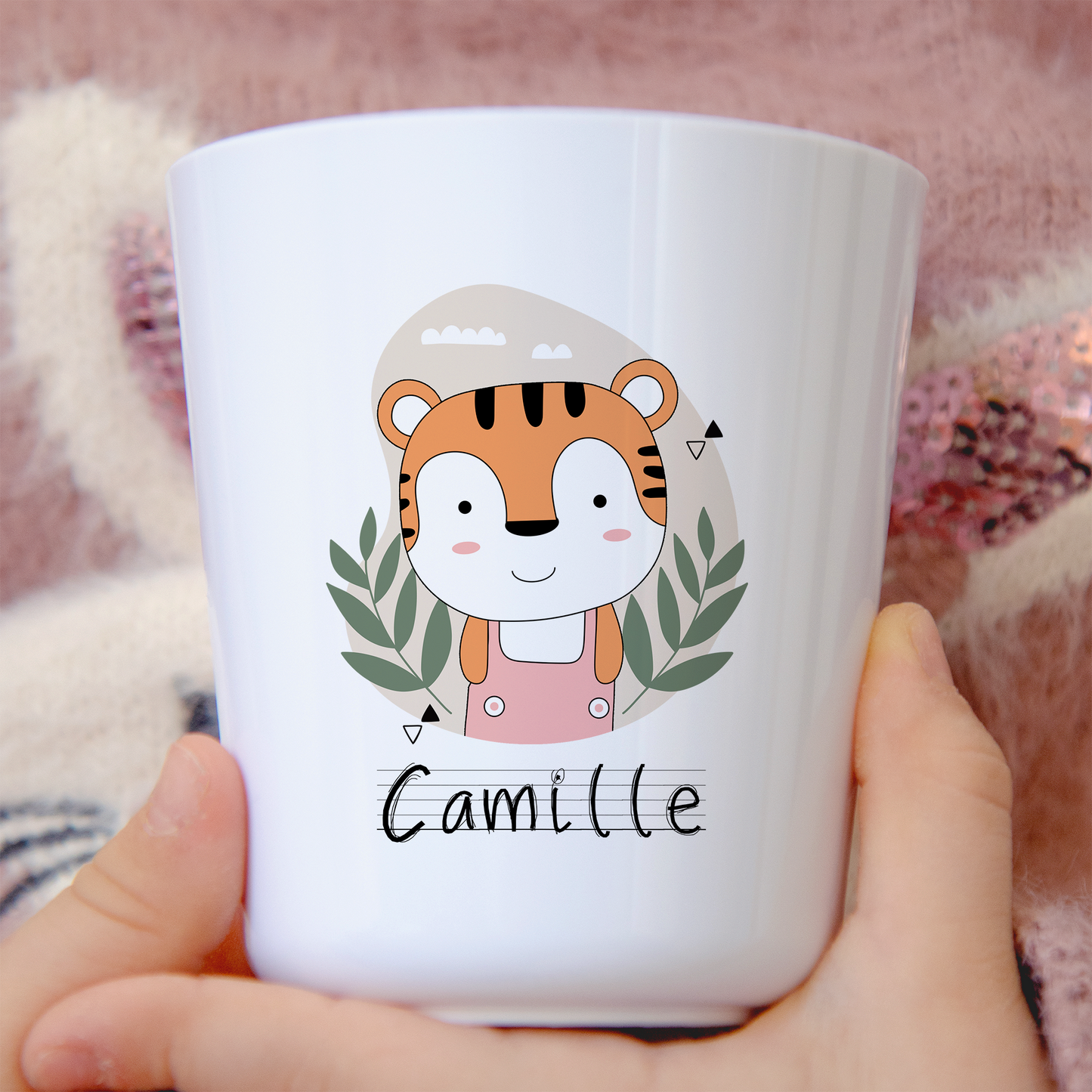 Gobelet en plastique blanc avec un tigre, personnalisable avec un prénom. Idéal pour les enfants, léger et incassable