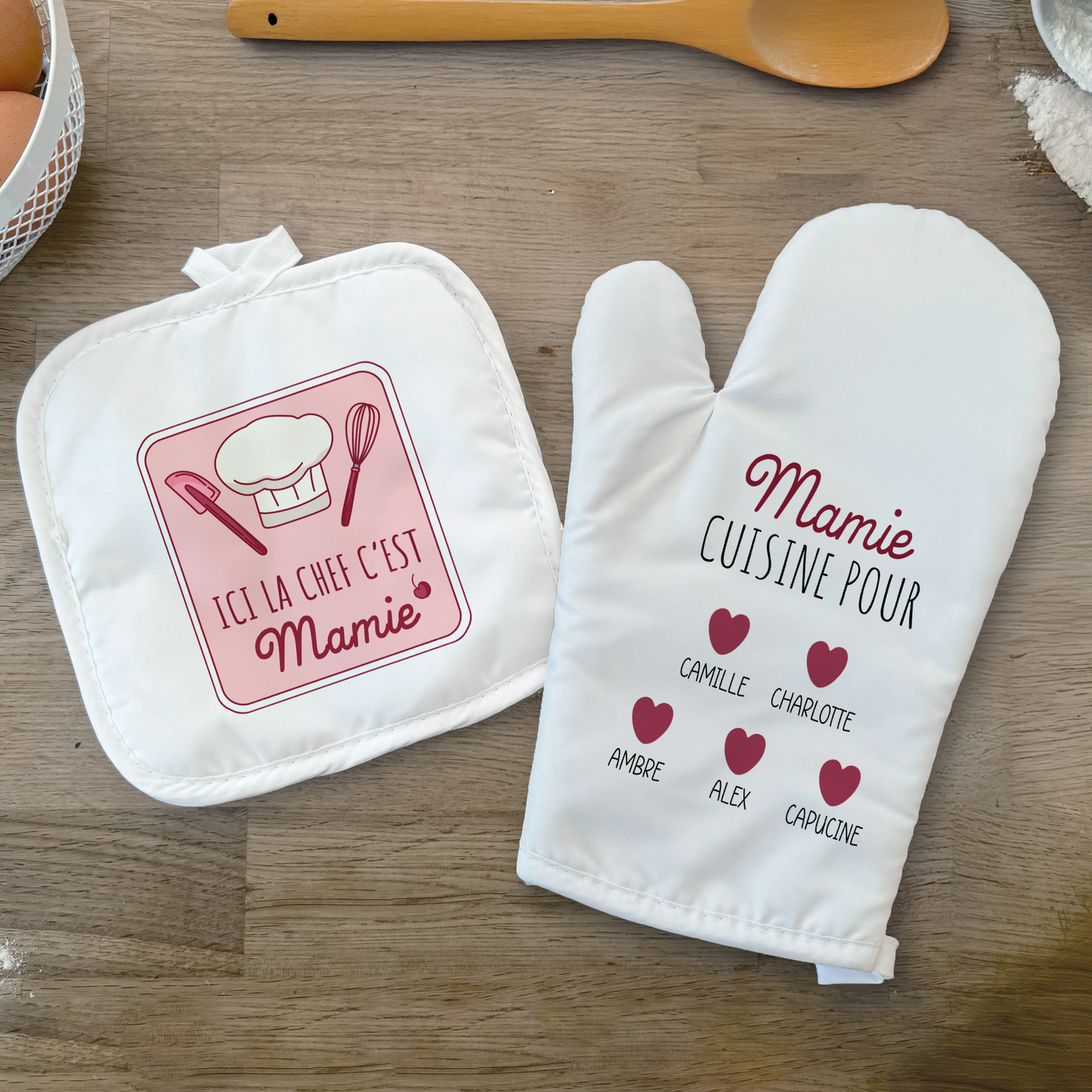 Ensemble gant et manique de cuisine personnalisés "Ici la chef c'est Mamie", un cadeau unique et pratique.