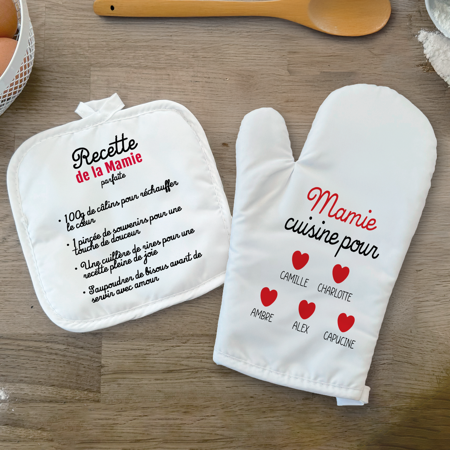 Ensemble gant et manique de cuisine personnalisés "Recette de la mamie parfaite", un cadeau unique et pratique. Personnalisable avec le prénom de chaque petit-enfant