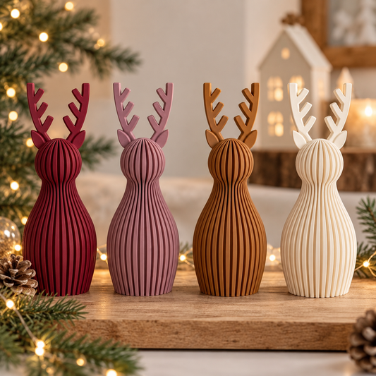 Coffret de 4 rennes de Noël décoratifs vin rouge, mauve poudré, caramel et ivoire sur un plateau en bois