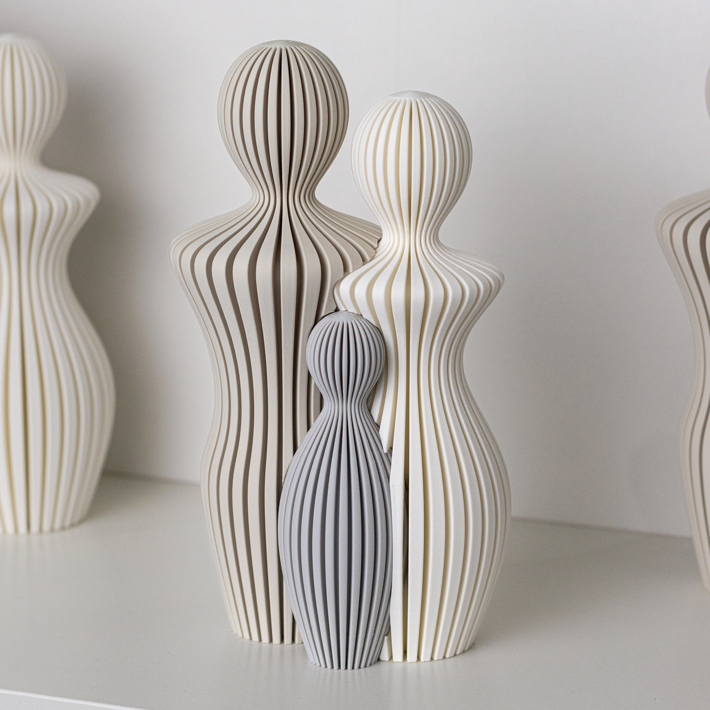 Statue Famille Personnalisable – Couple + 1 à 4 Enfants | Sculpture Décorative Minimaliste | Cadeau Famille Original