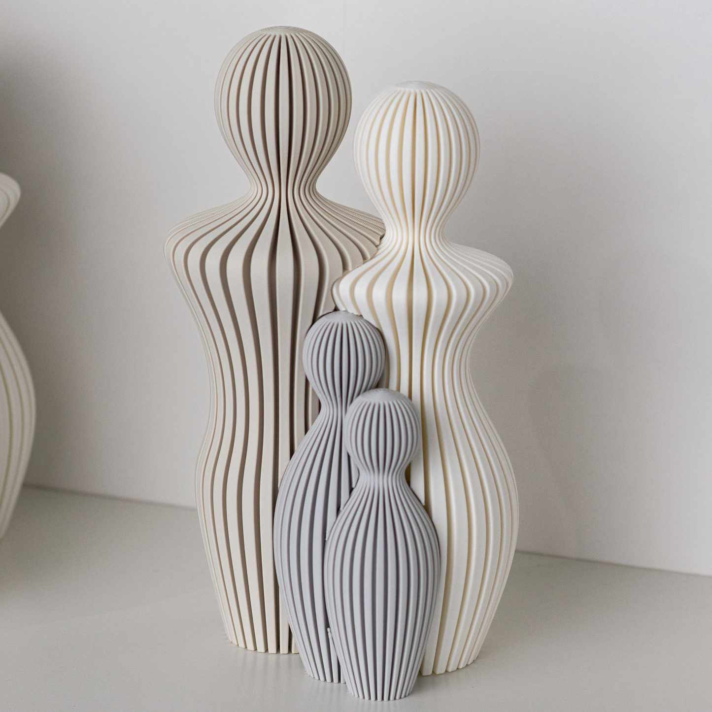Statue Famille Personnalisable – Couple + 1 à 4 Enfants | Sculpture Décorative Minimaliste | Cadeau Famille Original