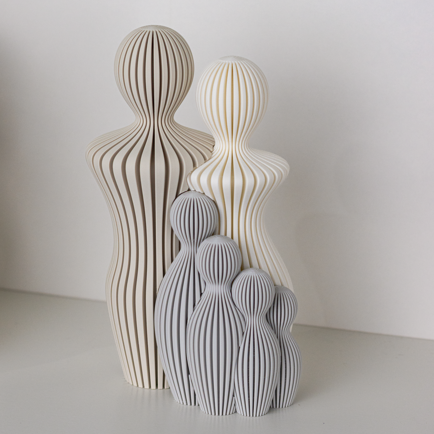 Statue Famille Personnalisable – Couple + 1 à 4 Enfants | Sculpture Décorative Minimaliste | Cadeau Famille Original
