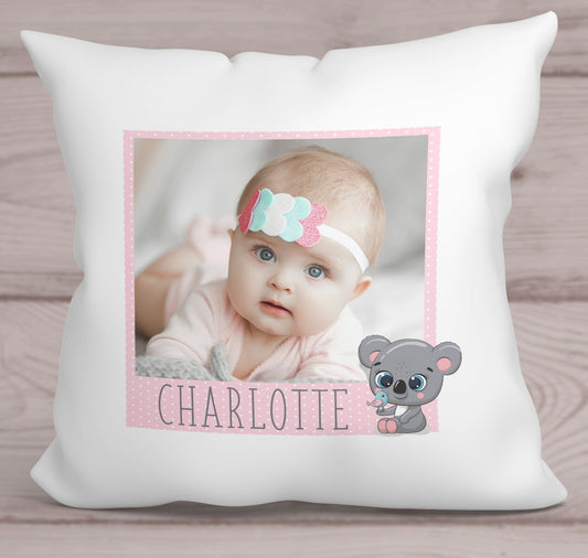Coussin photo bébé fille personnalisé avec photo et prénom. Motif imprimé avec Koala