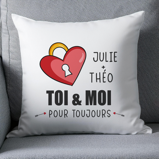 Coussin Saint-Valentin personnalisé toi + moi avec cadenas et prénoms