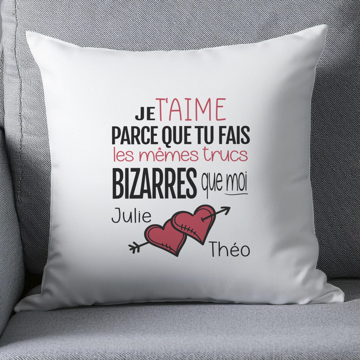 Coussin personnalisé "Je t'aime parce que tu fais les mêmes trucs bizarres que moi" avec coeur et prénoms