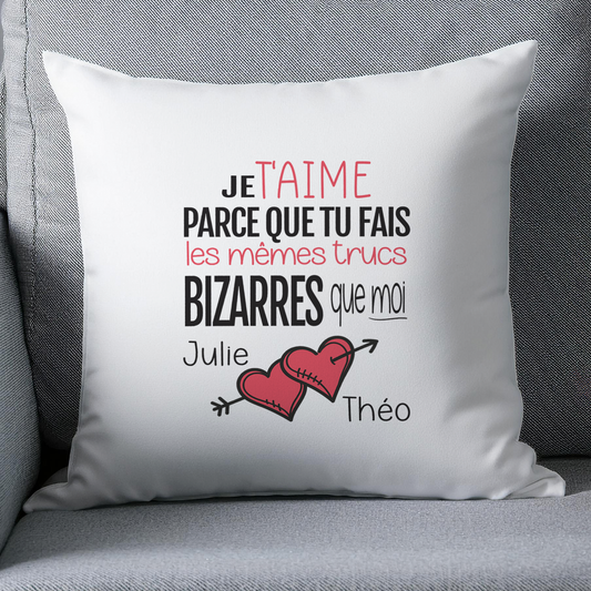 Coussin personnalisé "Je t'aime parce que tu fais les mêmes trucs bizarres que moi" avec coeur et prénoms