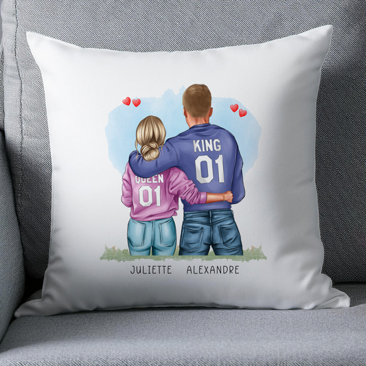 Créez un coussin personnalisé "King & Queen 01" avec prénoms et personnages uniques. Cadeau parfait pour la Saint-Valentin ou toute occasion romantique.