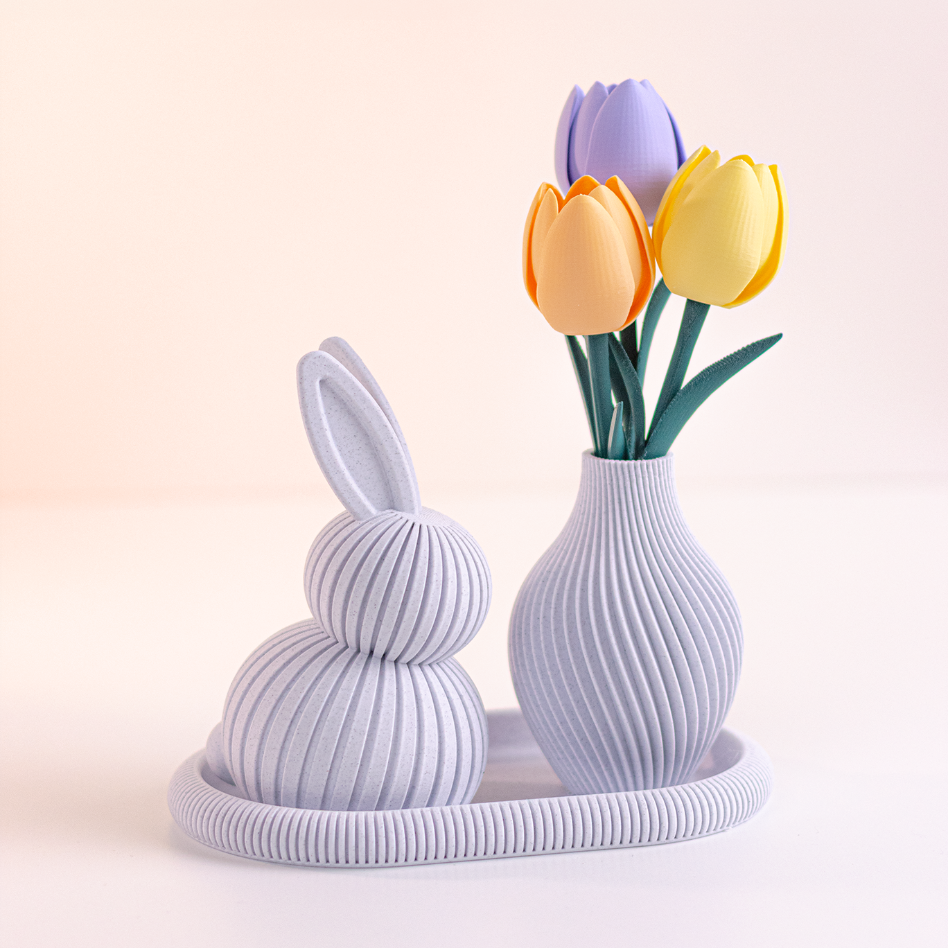 Décor de printemps avec lapin design et vase à tulipes imprimés en 3D