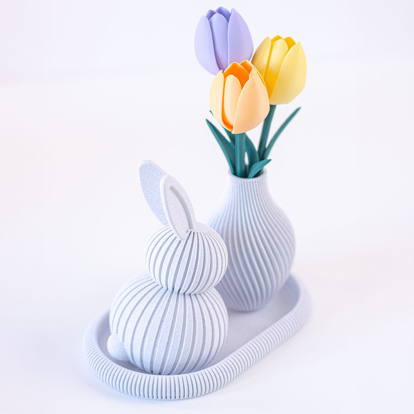 Décor de printemps – Lapin et vase design avec tulipes