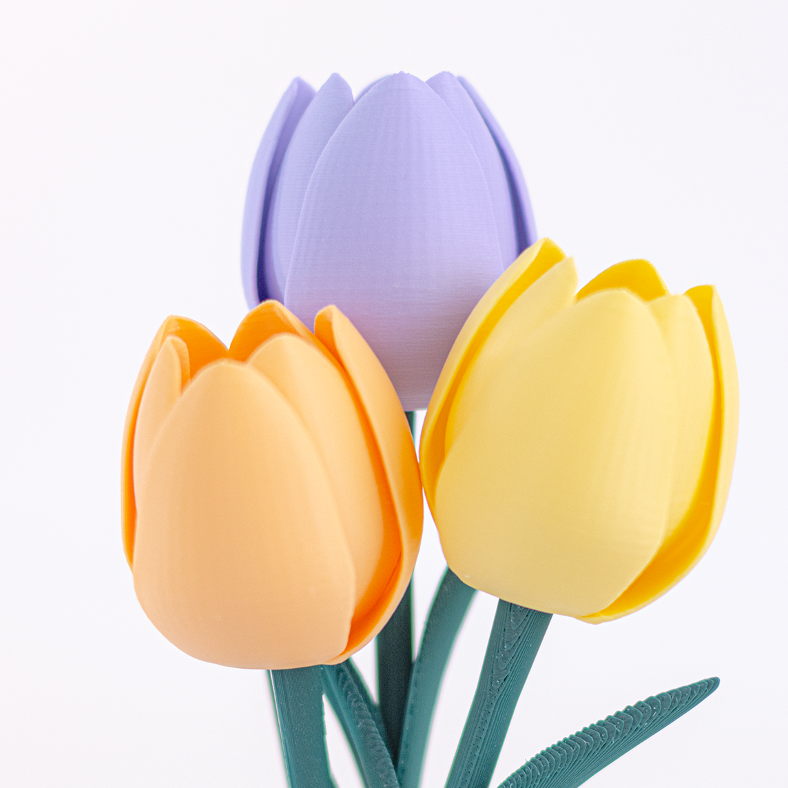 Décor de printemps – Lapin et vase design avec tulipes