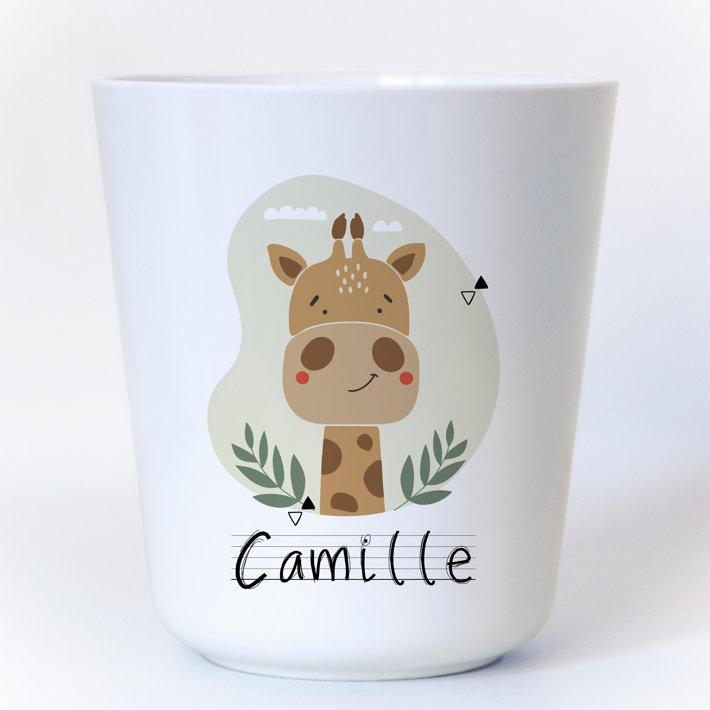Gobelet en plastique blanc avec une girafe dans la jungle, personnalisable avec un prénom. Idéal pour les enfants, léger et incassable