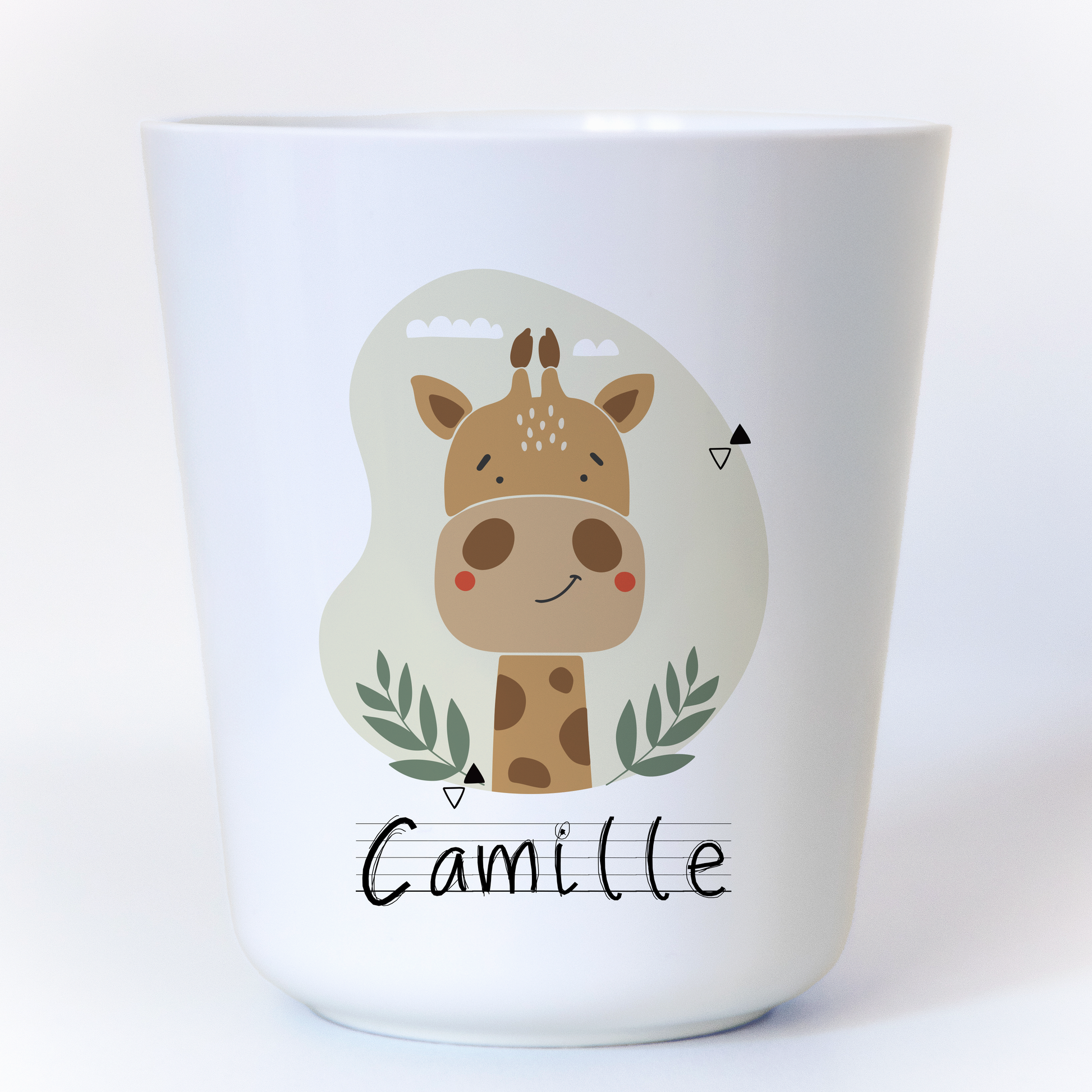 Gobelet en plastique blanc avec une girafe dans la jungle, personnalisable avec un prénom. Idéal pour les enfants, léger et incassable