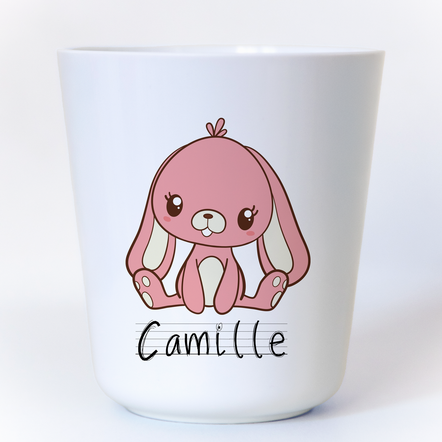 Gobelet en plastique blanc avec un petit lapin rose assis, personnalisable avec un prénom. Idéal pour les enfants, léger et incassable