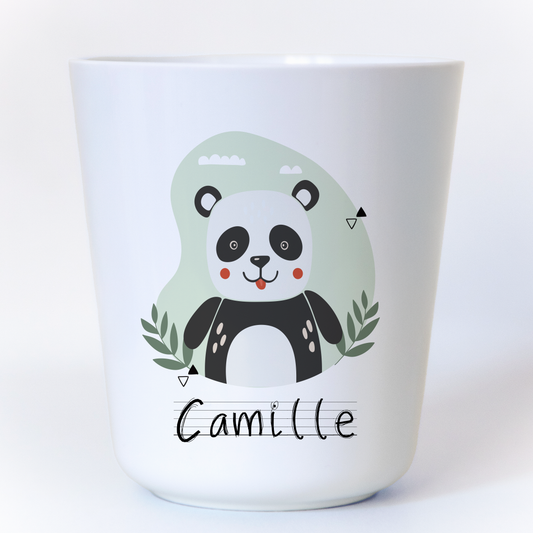 Gobelet en plastique blanc avec un panda dans la jungle, personnalisable avec un prénom. Idéal pour les enfants, léger et incassable