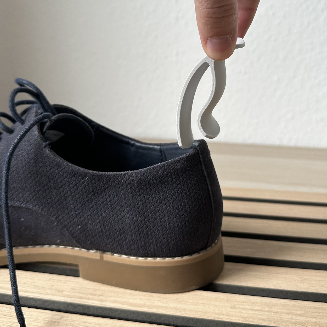 Chausse-pied clipsable StepIn inséré à l'arrière d'une chaussure - vue latérale
