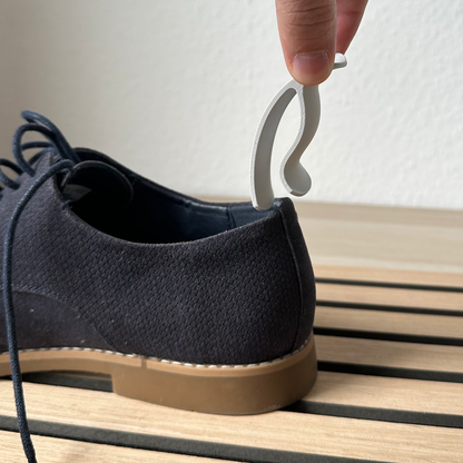Chausse-pied clipsable StepIn inséré à l'arrière d'une chaussure - vue latérale
