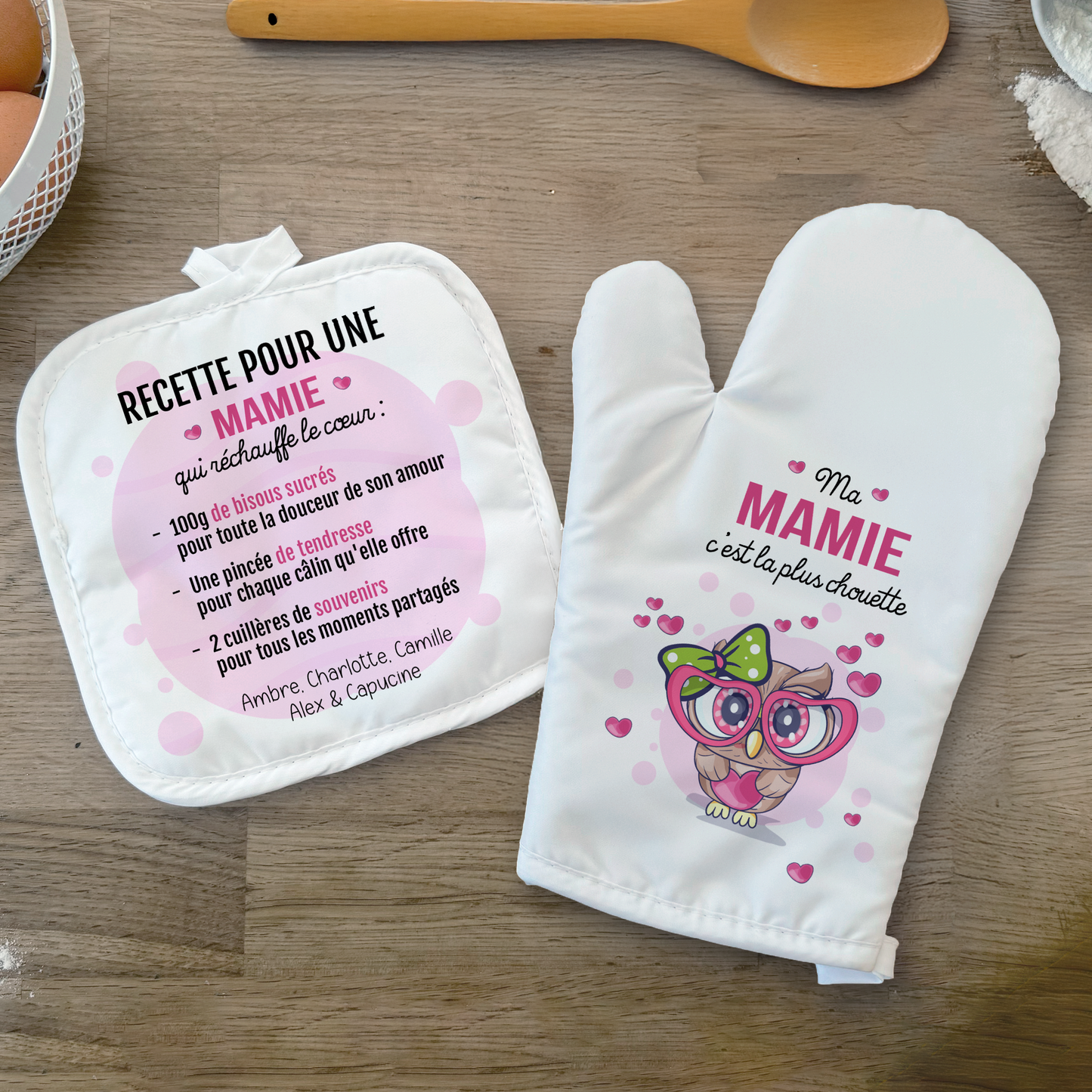 Ensemble gant et manique de cuisine personnalisés "Chouette Mamie", un cadeau unique et pratique.