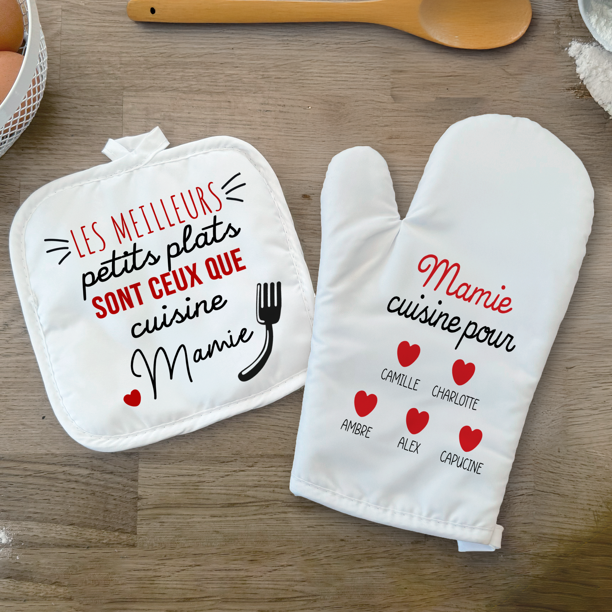 Ensemble gant et manique de cuisine personnalisés, un cadeau unique et pratique. Visuel "Les meilleurs petits plats sont ceux que cuisine Mamie" avec prénoms des petits-enfants et coeurs