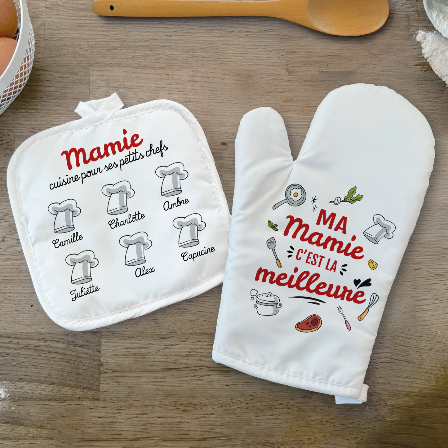 Ensemble gant et manique de cuisine personnalisés "Mamie cuisine pour ses petits chefs", un cadeau unique et pratique. Personnalisable avec le prénom de chaque petit-enfant. Sur le gant l'inscription "Ma Mamie c'est la meilleure"