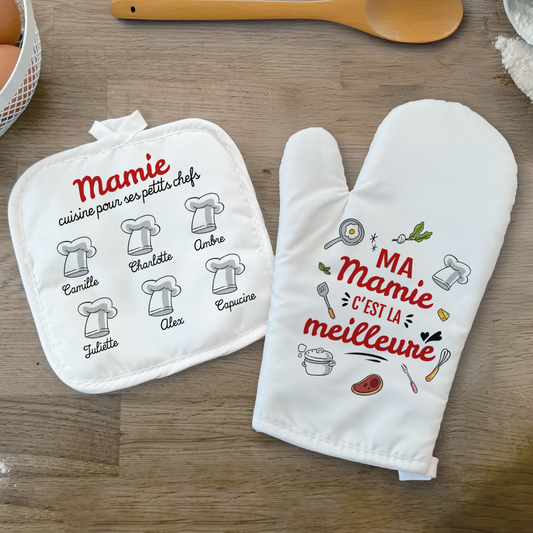 Ensemble gant et manique de cuisine personnalisés "Mamie cuisine pour ses petits chefs", un cadeau unique et pratique. Personnalisable avec le prénom de chaque petit-enfant. Sur le gant l'inscription "Ma Mamie c'est la meilleure"