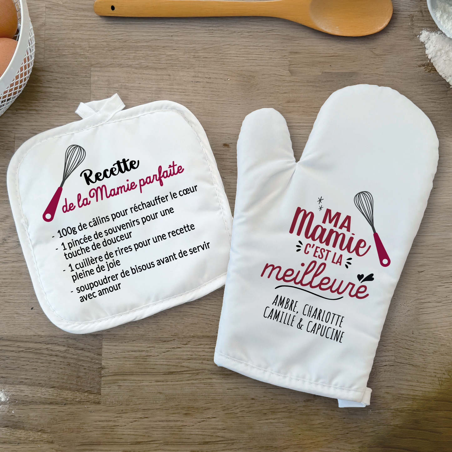 Ensemble gant et manique de cuisine personnalisés, un cadeau unique et pratique. Ajoutez le prénom de chaque petit-enfant sur le gant. Sur la manique est inscrit la recette de la mamie parfaite