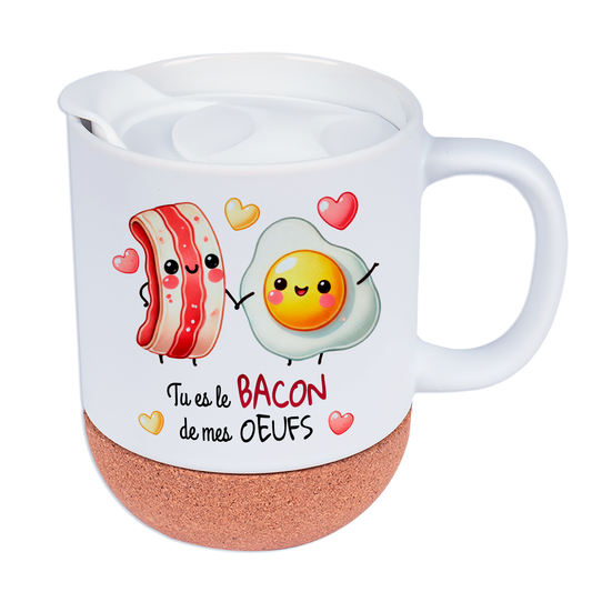 Mug personnalisé en céramique blanche avec design "Tu es le bacon de mes oeufs", base en liège et couvercle en silicone, idéal pour la Saint-Valentin.