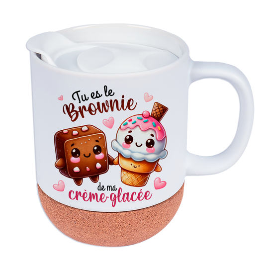 Mug personnalisé en céramique blanche avec design "Tu es le brownie de ma crème glacée", base en liège et couvercle en silicone, idéal pour la Saint-Valentin.