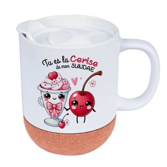 Mug personnalisé en céramique blanche avec design "Tu es la cerise de mon sundae", base en liège et couvercle en silicone, idéal pour la Saint-Valentin.