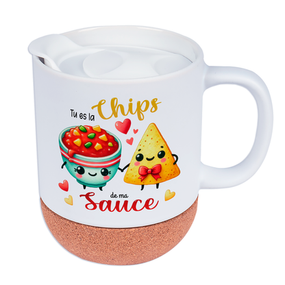 Mug personnalisé en céramique blanche avec design "Tu es la chips de ma sauce", base en liège et couvercle en silicone, idéal pour la Saint-Valentin.