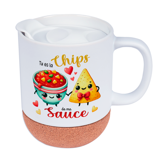 Mug personnalisé en céramique blanche avec design "Tu es la chips de ma sauce", base en liège et couvercle en silicone, idéal pour la Saint-Valentin.
