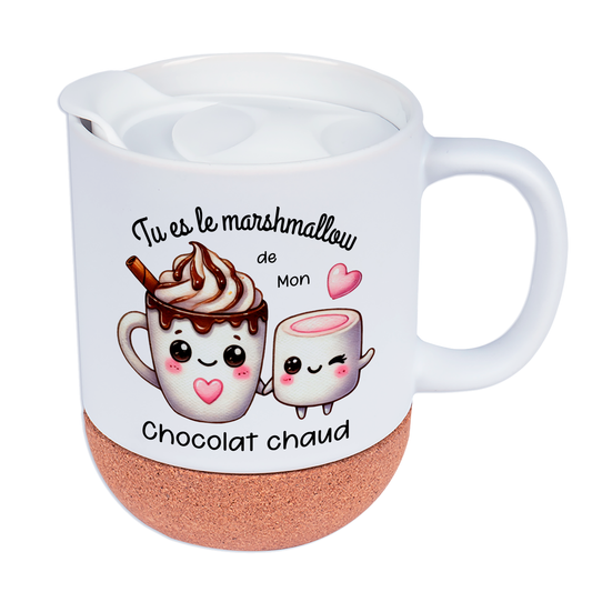 Mug personnalisé en céramique blanche avec design "Tu es le Marshmallow de mon chocolat chaud", base en liège et couvercle en silicone, idéal pour la Saint-Valentin.
