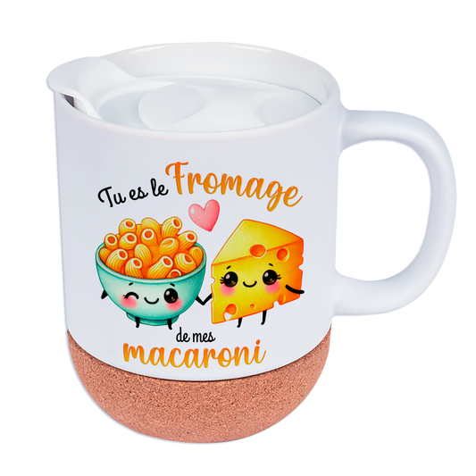 Mug personnalisé en céramique blanche avec design "Tu es le fromage de mes macaroni", base en liège et couvercle en silicone, idéal pour la Saint-Valentin.