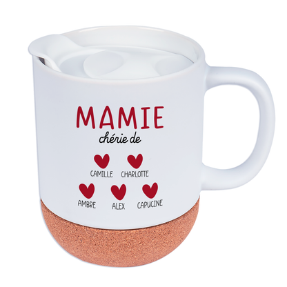 Mug personnalisé "Mamie chérie de" avec prénoms et motif de petits cœurs rouges