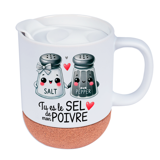 Mug personnalisé en céramique blanche avec design "Tu es le sel de mon poivre", base en liège et couvercle en silicone, idéal pour la Saint-Valentin.