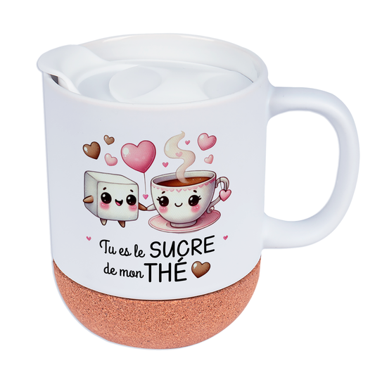 Mug personnalisé en céramique blanche avec design "Tu es le sucre de mon thé", base en liège et couvercle en silicone, idéal pour la Saint-Valentin.