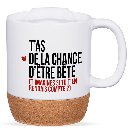 Mug blanc avec base en liège et couvercle en silicone, texte "T’as de la chance d’être bête", personnalisable au verso avec un prénom ou un message.
