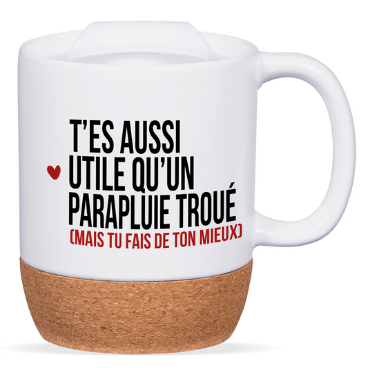 Mug blanc avec base en liège et couvercle en silicone, texte "T’es aussi utile qu’un parapluie troué", personnalisable au verso avec un prénom ou un message.