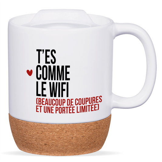 Mug blanc avec base en liège et couvercle en silicone, texte "T’es comme le WiFi (beaucoup de coupures et une portée limitée)", personnalisable au verso avec un prénom ou un message.