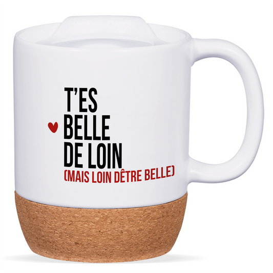 Mug blanc avec base en liège et couvercle en silicone, texte "Belle de loin (mais loin d’être belle)", personnalisable au verso avec un prénom ou un message.