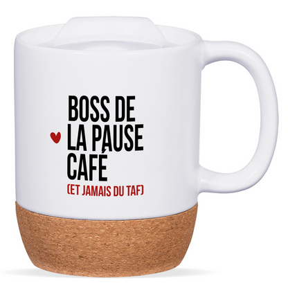 Mug blanc avec base en liège et couvercle en silicone, texte "Boss de la pause café", personnalisable au verso avec un prénom ou un message.