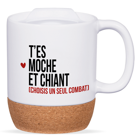 Mug blanc avec base en liège et couvercle en silicone, texte "T’es moche et chiant (choisis un seul combat)", personnalisable au verso avec un prénom ou un message.