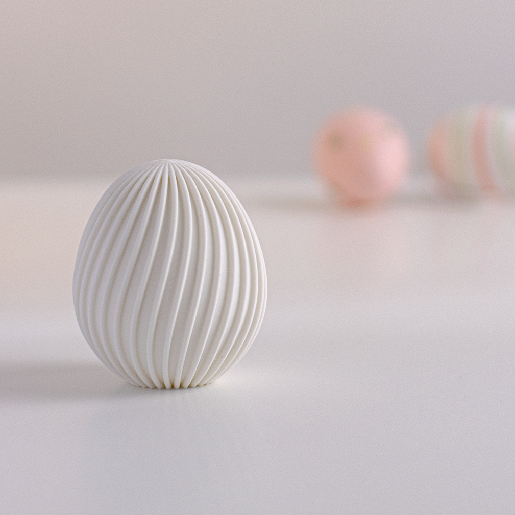 Oeuf de Pâques décoratif strié
