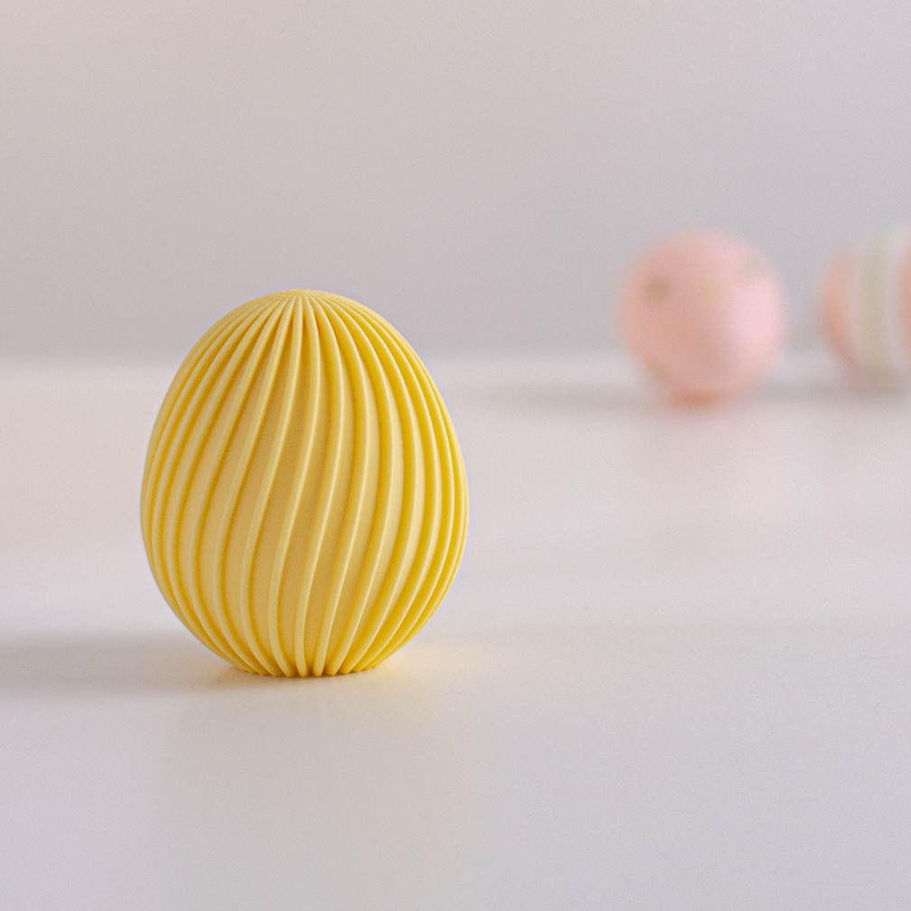 Oeuf de Pâques décoratif strié