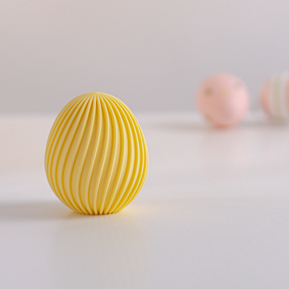 Oeuf de Pâques décoratif strié