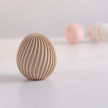 Oeuf de Pâques décoratif strié