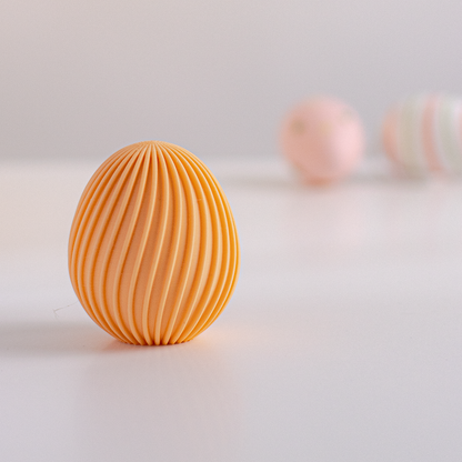 Oeuf de Pâques décoratif strié